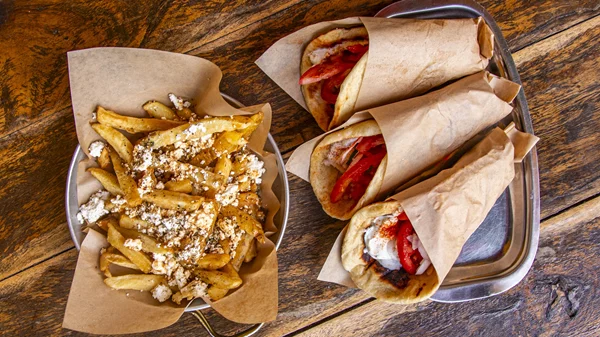 "Ευλόγησον": Όταν το σουβλάκι γίνεται τελετουργία