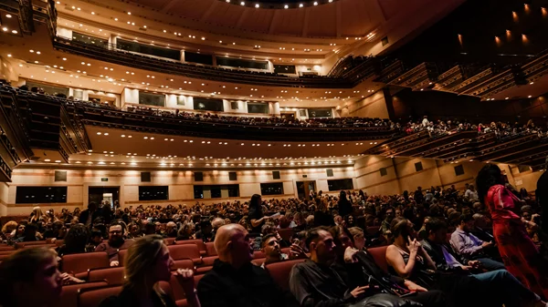 Θεατρικά Βραβεία Κοινού 2023 από το αθηνόραμα: Οι νικητές και όλα όσα έγιναν στην συναισθηματικά φορτισμένη τελετή απονομής που οραματίστηκε το μέλλον του θεάτρου