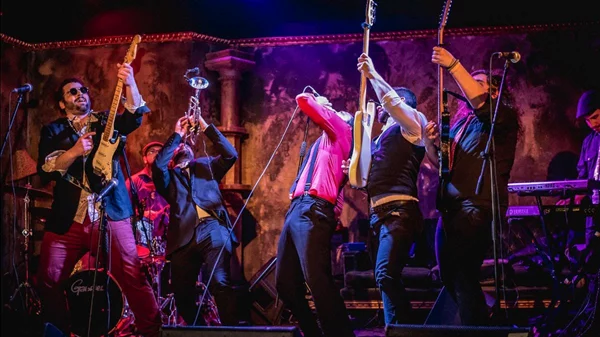 Ο Φεβρουάριος στο Faust μπαίνει μετά μουσικής