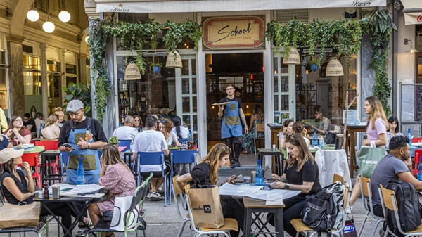 "Zaf / School Pizza Bar": Γευστική σύμπραξη στην πλατεία Αγίας Ειρήνης