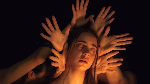 Είδαμε την "Taverna Miresia": Μια βουβή παράσταση για την απουσία