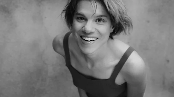 Η Monika μάς ξεναγεί στον κινηματογραφικό κόσμο του "Proud"