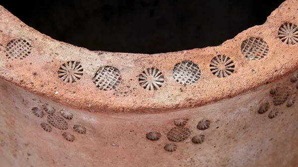 Νίκος Λιάρος: Με το βιβλίο "Κεραμικά της Χίου" δίνεται βάθος στη γοητεία των "πρωτόγονων" αλλά και τόσο πλούσιων σε διακόσμηση κεραμικών του νησιού