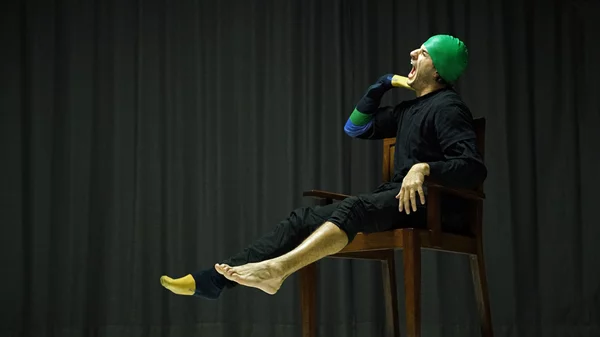 Ο χορευτής Νώντας Δημόπουλος ανοίγει την πόρτα του κρησφύγετου ενός νέου άνδρα