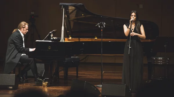 Στέφανος Κορκολής και Σοφία Μανουσάκη τιμούν τον Μίκη Θεοδωράκη στο Μέγαρο Μουσικής