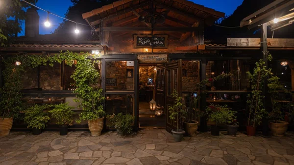 "Χάνι του Σουφλιά": Νοστιμιά κάτω απ' τον πλάτανο στα Τρίκαλα