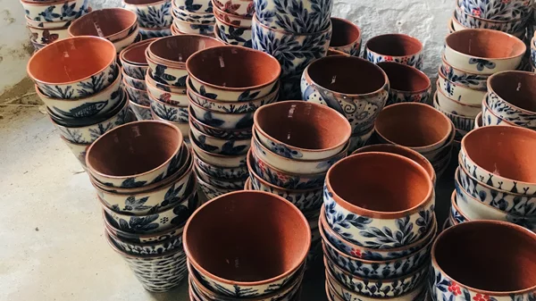 Η παραδοσιακή τέχνη της κεραμικής μέσα από το βλέμμα 19 Σιφνίων τεχνιτών