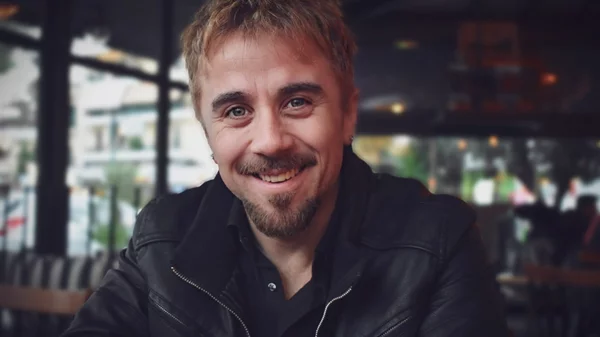 "Στα Σύρματα": Η νέα ανατρεπτική κωμωδία που έρχεται στην ΕΡΤ