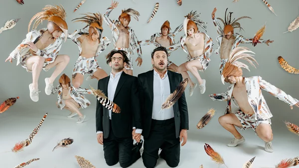 "Όρνιθες": Ο Οδυσσέας Παπασπηλιόπουλος και ο Γιώργος Χρυσοστόμου πετούν στα ανοιχτά θέατρα