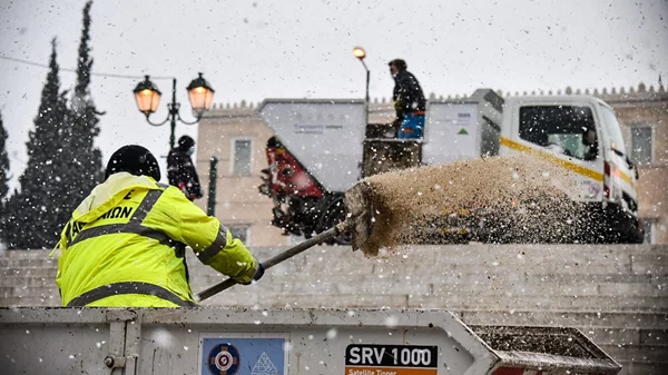 Πώς απαντάει ο Δήμος Αθηναίων στον χιονιά "Ελπίς": Οχήματα με αλατιέρες, θερμαινόμενες αίθουσες και επί τόπου παρεμβάσεις