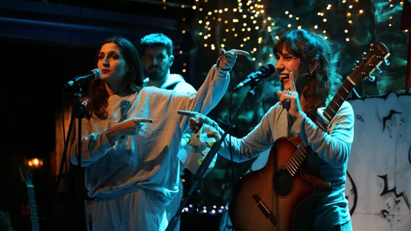 Οι Σκιαδαρέσες στήνουν πιτζάμα πάρτι στον Σταυρό του Νότου