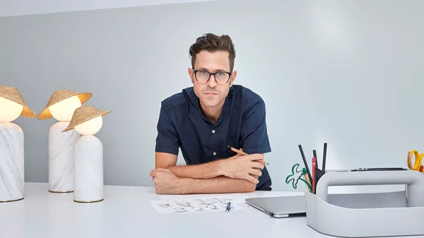 Αριστοτέλης Μπαράκος: "Μου αρέσει να διηγούμαι μια ιστορία μέσα από ένα αντικείμενο. Αν είναι αστεία, ακόμα καλύτερα"