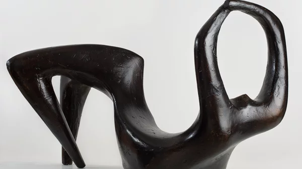 "Σώματα από ύλη, πνεύμα και χρόνο": Έκθεση γλυπτικής του Βασίλη Νικολάου με έργα από το 1982 έως το 2023