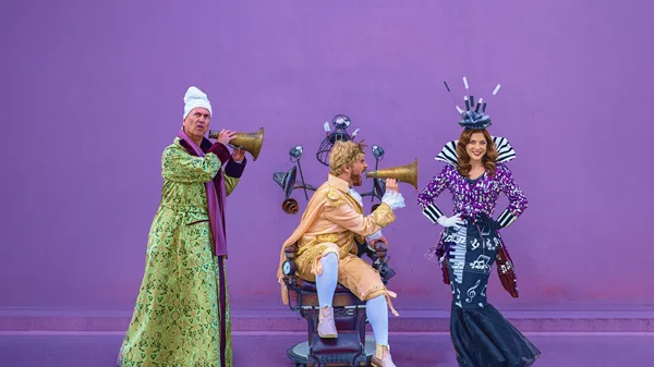 Η παράσταση "Σιωπή, ο βασιλιάς ακούει" ταξιδεύει