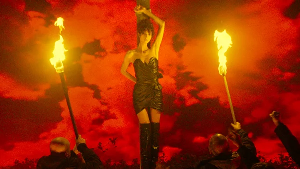 Στο "Lux Aeterna" ο Γκασπάρ Νοέ επιτίθεται στα μάτια μας