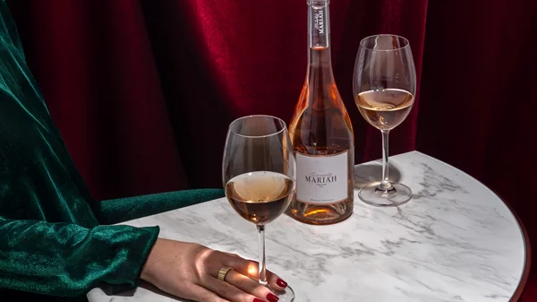 Οι 2 "must have" εκλεκτές ετικέτες που δημιουργούν την ιστορία των γιορτών από την αρχή