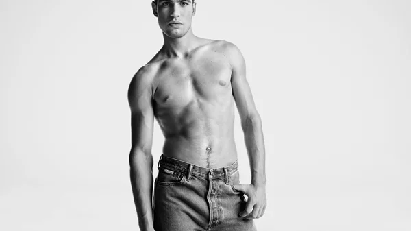 Η Calvin Klein αποκαλύπτει τη νέα καμπάνια Calvins or Nothing με πρωταγωνιστή τον Carlos Alcaraz