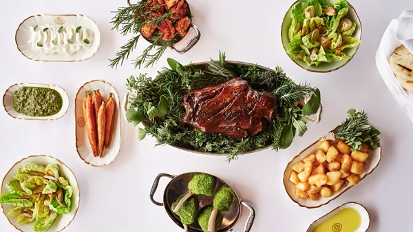 Οι Κυριακές νοστιμίζουν με το Sunday Roast στο GB Roof Garden