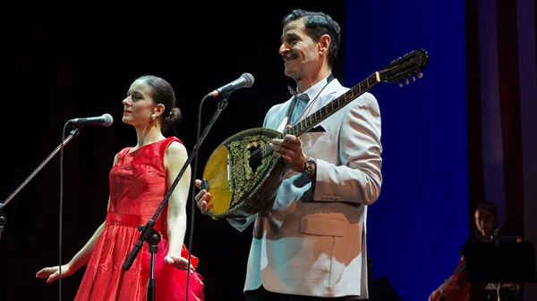 "MANOLIS / καρδιά σε τέσσερις χορδές": Πρώτες εικόνες και βίντεο από την παράσταση για τον Μανώλη Χιώτη στο ΚΘΒΕ