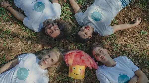 "Ντενεκεδούπολη ξανά! Το μεγάλο ταξίδι του Μελένιου": Το σπουδαίο θεατρικό έργο της Ευγενίας Φακίνου συνεχίζει το ταξίδι του στο Ίδρυμα Μιχάλης Κακογιάννης