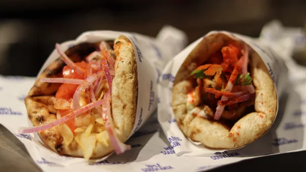 Στη Νέα Σμύρνη τα σουβλάκια είναι μπλε