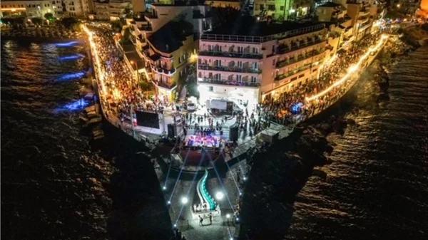 Ο Γιάννης Μπαξεβάνης ενορχηστρώνει και πάλι τα "Μαγειρέματα του Δρόμου" στον Άγιο Νικόλαο