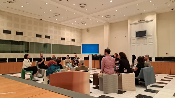 "Δηλαδή θα κάνουμε τέχνη μόνο για ξενοδοχεία;"