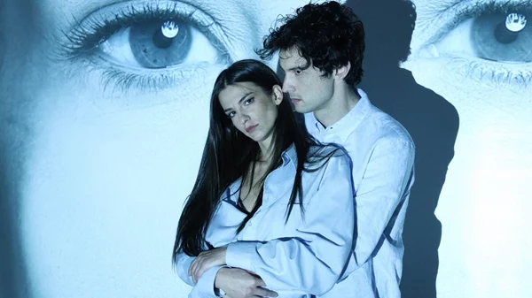 Η θεατρική "Anna-X" έρχεται για πρώτη φορά στην Ελλάδα για να αφηγηθεί τη ζωή της Άννα Σορόκιν στο θέατρο Άνεσις