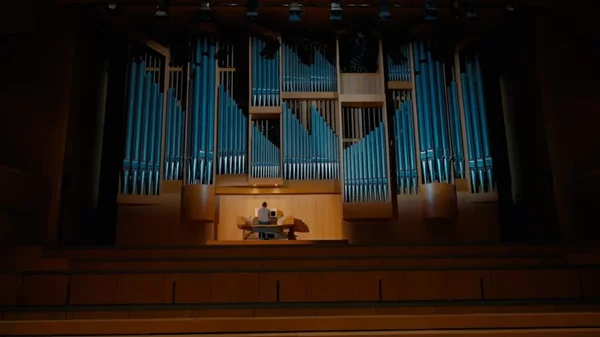 "Musikology": η Μάρθα Μαυροειδή κι ο Μανώλης Καραντίνης συζητούν για μουσική