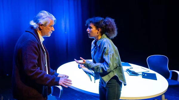 Η "Ολεάννα" πιάνει λιμάνι στο θέατρο "Αυλαία" του Πειραιά