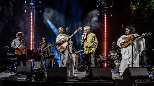 "Are you happy?"| Μουσικές του κόσμου στην ατμοσφαιρική συναυλία λήξης του Rolex Arts Festival στον Κήπο του Μεγάρου