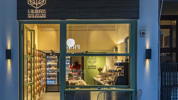 5 Almonds: Υψηλή ραπτική γεύσης στην Τσακάλωφ, με ανατολίτικη υπογραφή