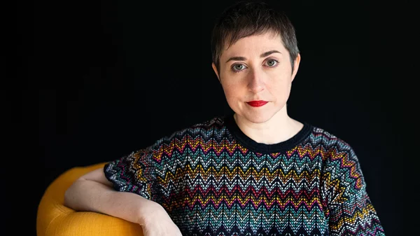 Έλενα Μεδέλ: Όταν επιστρέφεις στο σπίτι εξαντλημένη, πώς γράφεις ένα μυθιστόρημα εκατοντάδων σελίδων και δεκάδων πλοκών;