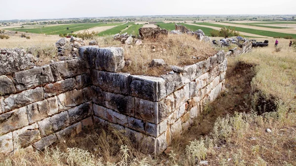 ΥΠΠΟ: Σε εξέλιξη η αποκατάσταση της ακρόπολης της Αρχαίας Πέλιννας