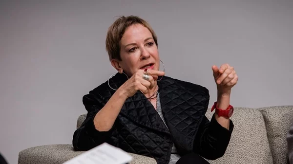 "Γιατί περιμένεις από τους άλλους να κάνουν το δικό σου όνειρο πραγματικότητα;" μας ρωτά η Λένα Διβάνη