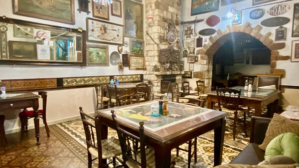 Η παλιά ταβέρνα ζει στις γειτονιές του Πειραιά