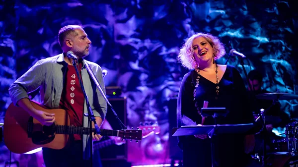 Μάρθα Φριντζήλα & Ορέστης Ντάντος: Βουτάνε μαζί "Στα Βαθιά", ενθουσιάζοντας το club του "Σταυρού Του Νότου"