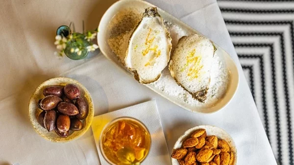 Σε αυτή τη βερμουτερία παίζεις στα ζάρια κοκτέιλ με άρωμα Τρύπες και Beatles