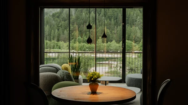 O David Žefran, ο σεφ του μοναδικού διάστερου εστιατορίου στη Σλοβενία, κεντά τη φύση ψιλοβελονιά