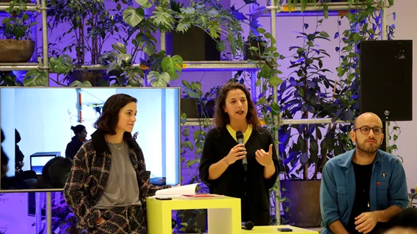 3 137: "Θέλουμε να μετατοπίσουμε τη συζήτηση στο πώς οι μικρότερης κλίμακας ιστοριογραφίες μπορούν να λειτουργήσουν σαν χορωδία"