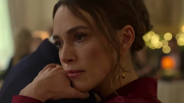 Tα "Μαύρα Περιστέρια" με την Κίρα Νάιτλι ήρθαν στο Netflix