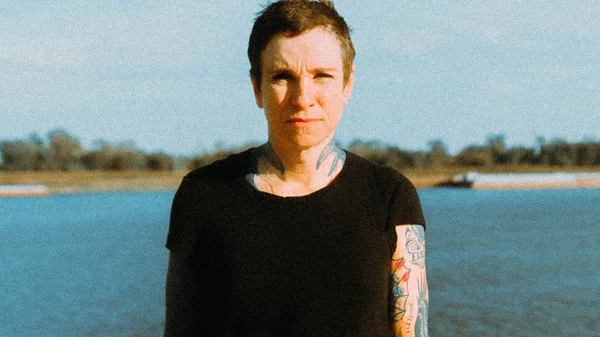 Laura Jane Grace: Πανκ, Αναρχισμός και "Transgender Dysphoria Blues"