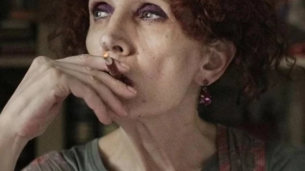 Η Ζυράννα Ζατέλη υπογράφει το βιβλίο της "Ορατή σαν αόρατη"