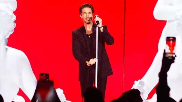 Ο Νίκος Οικονομόπουλος δίνει ρέστα στο "Fantasia"