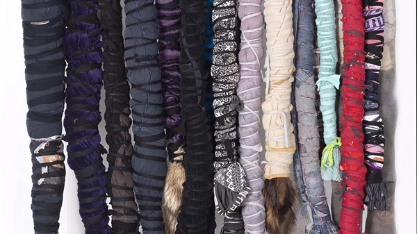 Η Σπυριδούλα Πολίτη μάς συστήνει τα "άφατα φορτία" στην αίθουσα τέχνης "εκφραση – γιαννα γραμματοπουλου"