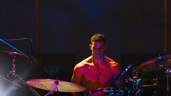 Ο 'Άγγελος Πεντάρης σε μια Drum Up the Volume βραδιά