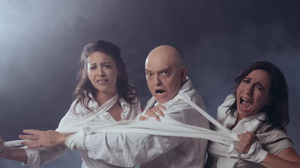 "Το νούμερο 31328": Όσα έζησε ο Ηλίας Βενέζης στα τάγματα εργασίας παρουσιάζονται στη σκηνή του Θεάτρου του Νέου Κόσμου