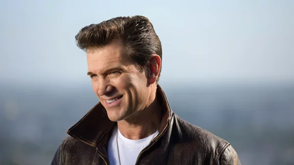 Ένα special show με τον Chris Isaak στο Δημοτικό Θέατρο Λυκαβηττού