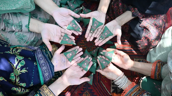 Η Navarino Icons υποστηρίζει την καλλιτεχνική δημιουργία προσφύγων με μοναδικά χειροποίητα στολίδια