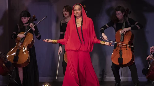 Imany: "Η καριέρα μου άνθισε χάρη στην Ελλάδα"